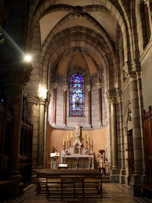Sehenswürdigkeiten Gap: Beleuchteter Alter im Seitenschiff der Kathedrale Notre-Dame-et-Saint-Arnoux in Gap (Frankreich).