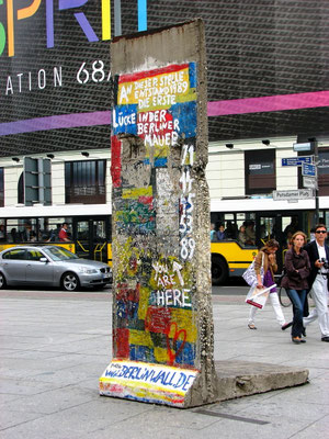 Sehenswürdigkeiten Berlin: Mauerstück auf dem Potsdamer Platz. Der Platz wurde durch die Mauer getrennt. Auf dem Mauerstück steht geschrieben: «An dieser Stelle entstand 1989 die erste Lücke in der Berliner Mauer».