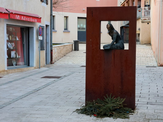 Sehenswürdigkeiten Gap: Kunstwerk «Au delà du mur» von Bruno Lucchi in der Altstadt von Gap.