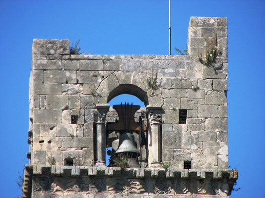 Sehenswürdigkeiten Vaison-la-Romaine: Glockenturm im romanischen Baustil.