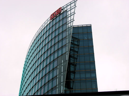Sehenswürdigkeiten Berlin: Der Bahntower der Deutschen Bahn (DB) ist ein Gebäudekomplex in der Form eines Halbkreises. Er bildet den östlichen Abschluss des Sony Centers. Der Bau ist 103 Meter hoch und umfasst 26 Stockwerke.