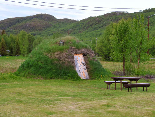 Sehenswürdigkeiten Nuorgam & Utsjoki: Traditionelle Sámi-Behausung. Die Behausung wurde mit Holzstämmen errichtet und mit Torf isoliert. 