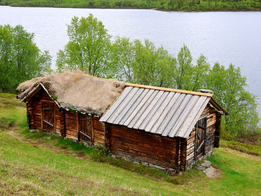 Sehenswürdigkeiten Pappila (Utsjoki): Die Hütten wurden in der Tradition der Sámen gebaut. Zum Teil wurden die Dächer mit Gras bedeckt, um die Isolierung zu verbessern.
