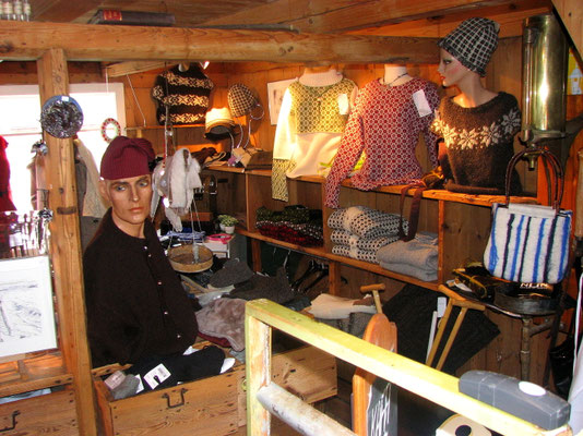 Sehenswürdigkeiten Gyórgv: Angebot von traditionellen Wollstricksachen als Andenken: Wollmützen, Pullover, Jacken, Handschuhe und Socken.