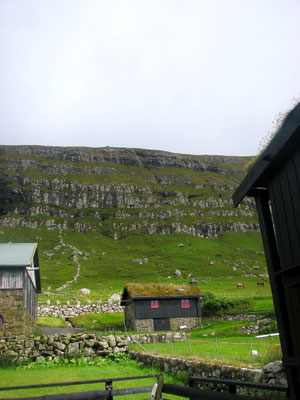 Sehenswürdigkeiten Kirjubøur: Idyllisches Nebengebäude des Kirkjubøargarður, dem Königshof.
