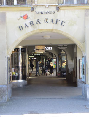 Sehenswürdigkeiten Bern: Eine der charakteristischen Lauben für die Bern unter anderem bekannt ist. Das Schlendern entlang der Einkaufsläden gehört unbedingt zu einem Stadtbesuch.