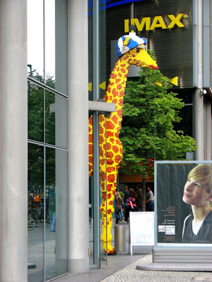 Giraffe im Legoland Discovery Centre. 2022 wurde die alte Giraffe nach 15 Jahren abgebaut und durch eine neue Giraffe ersetzt. Sie besteht aus 42'000 bunten Lego-Steinen und ist sechs Meter hoch. Standort: Sony Center.