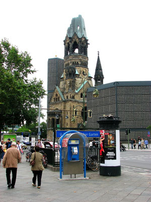 Sehenswürdigkeiten Berlin: Die Ruine der Kaiser-Wilhelm-Gedächtniskirche wird im Volksmund als «Hohler Zahn» benannt. Die Kirche wurde 1895 eingeweiht, während der Bombardierung im Zweiten Weltkrieg jedoch weitgehend zerstört. 