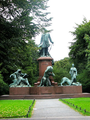 Bismarck-Nationaldenkmal von Reinhold Begas (1831-1911). Monumentales Denkmal mit Figurengruppe um Bronzestatue von Otto von Bismarck. Standort: Englischer Garten, Großer Stern.