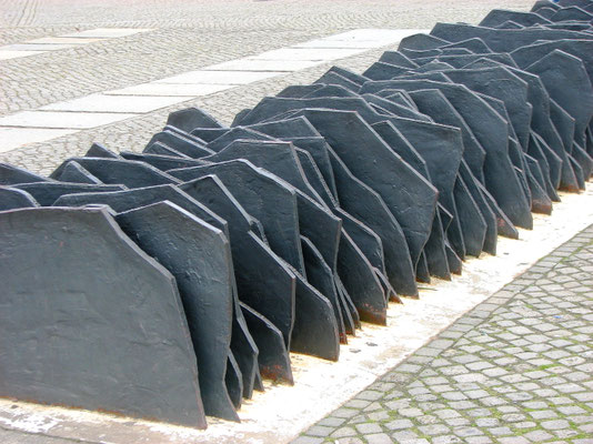 Mahnmal «Ermordete Abgeordnete des Deutschen Reichstags 1933-1945» von Gunter Demnig. Das Werk wurde 1992 eingeweiht. Es erinnert an 96 Reichstagsabgeordnete, die durch die Nationalsozialisten ermordet wurden. Standort: Reichstagsgebäude.