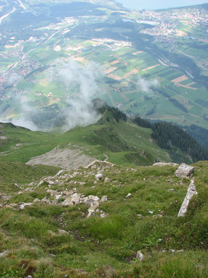 Blick vom Niesengipfel hinunter ins Kandertal.