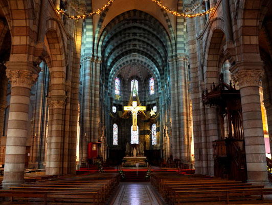 Sehenswürdigkeiten Gap: Altar mit Kreuz in der Kathedrale Notre-Dame-et-Saint-Arnoux.