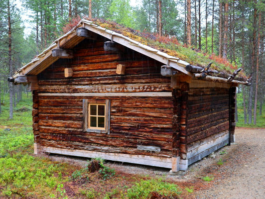 Sehenswürdigkeiten Inari: Myrrhenhütte. Sie diente ursprünglich als Übernachtungs- und Schutzhütte auf dem Reitweg von Kittilä nach Utsjoki, später als Gerichtssaal.