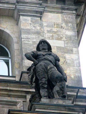 Sehenswürdigkeiten Berlin: Unterschiedliche Sandsteinskulpturen am Reichstagsgebäude symbolisieren die unterschiedlichen Stände und Berufe. Die 16 Skulpturen verkörpern das Handwerk, die Wissenschaft, die Kultur und das Militär.