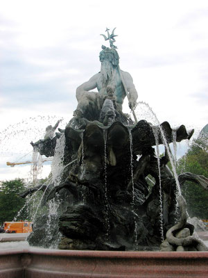 Der «Neptunbrunnen» wurde 1891 nach zweijähriger Bauzeit eingeweiht. Geschaffen wurde der Neobarock-Brunnen von Reinhold Begas. Ursprünglich stand der Brunnen auf dem Schloßplatz. Standort: Rathausstraße 1.