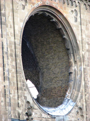 Sehenswürdigkeiten Berlin: Das alte Kirchenfenster ist durchsichtig. Die von anderen Kirchen bekannten, reich bemalten Kirchenfenster fehlen und mahnen an die Zerstörung und das Leid des Krieges.