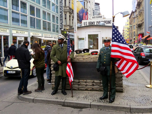 Sehenswürdigkeiten Berlin: Einzelne Punkte der Berliner Mauer wurden mit Buchstaben benannt, der Grenzposten mit «C», was auf der NATO-Buchstabiertafel dem Wort «Charlie» entspricht.
