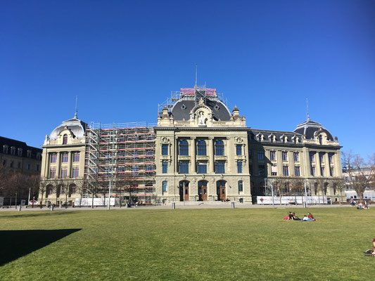 Universität Bern auf der «Grosse Schanze», oberhalb des Hauptbahnhofs. Die Universität Bern wurde 1834 gegründet, umfasst acht Fakultäten, rund 150 Institute. Die Universität macht ua mit spektakulären Erfolgen in der Weltraum-Zusammenarbeit Schlagzeilen.