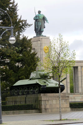 Sowjetisches Ehrenmal im Tiergarten. Das Ehrenmal wurde am 11. November 1945 eröffnet. Es befindet sich im Großen Tierpark. Die Anlage wurde errichtet, um im II. Weltkrieg gefallenen Soldaten der Sowjetarmee zu ehren. Standort: Straße des 17. Juni 4.