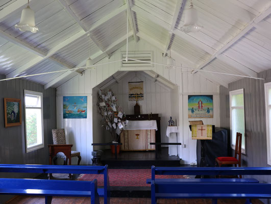 Sehenswürdigkeiten Cadgwith: Der Innenbereich ist sehr schlicht. Die Wände sind innen mit Holz verkleidet. Wenige blau gestrichene Bänke bieten den Besuchern Platz.