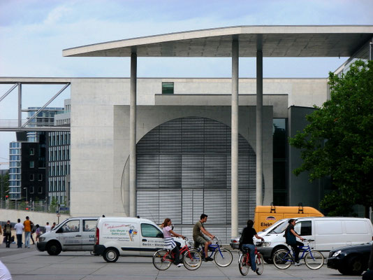 Sehenswürdigkeiten Berlin: Das Paul-Löbe-Haus wurde 2001 eröffnet. Der Grundstein wurde 1997 durch die damalige Bundestagspräsidentin Rita Süssmuth gelegt. Bereits 1992 wurde der Ideenwettbewerb lanciert, der Realisierungswettbewerb wurde 1994 gestartet.
