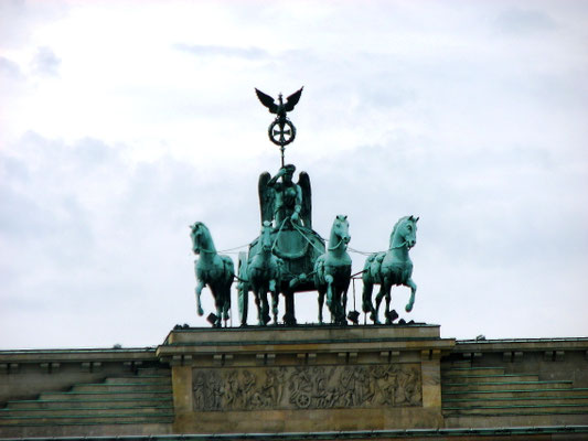 Sehenswürdigkeiten Berlin: Die Bronzeskulptur «Quadriga» zeigt die römische Siegesgöttin Viktoria in einem vierspännigen Kampfwagen. Die Skulptur steht auf dem Brandenburger Tor.
