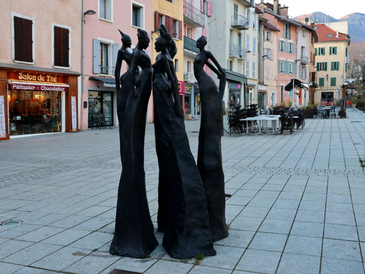 Sehenswürdigkeiten Gap: Kunstwerk «Complicité» von Milthon in der Altstadt von Gap.