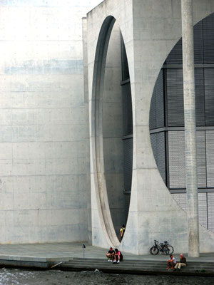 Sehenswürdigkeiten Berlin: Neben der Leichtigkeit, die die Architektur des Paul-Löbe-Haus verströmt, fallen die großen runden Aussparungen auf.