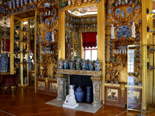 Sehenswürdigkeiten Berlin: Der prunkvolle Höhepunkt der Ausstellung auf der Seite des Schlossparks ist das Porzellankabinett in den Wohnräumen von König Friedrich I.