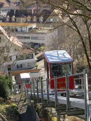 Sehenswürdigkeiten Bern: Das «Marzili-Bähndli» verbindet das Quartier «Marzili» unten an der Aare mit der Altstadt. Der Einstieg liegt zwischen der Bundeshausterrasse und der kleinen Schanze am Bundesrain. 