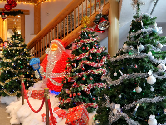Sehenswürdigkeiten Rovaniemi: Weihnachtsstimmung mitten im Sommer. Ein freudestrahlender Weihnachtsmann begrüßt symbolisch die Gäste beim Eintritt.