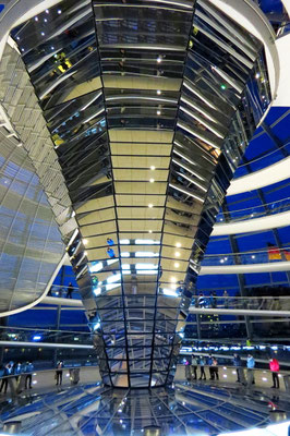 Sehenswürdigkeiten Berlin: Mit der Spiegelung des Mittelteils der Glaskuppel wird natürliches Licht in den Plenarsaal geleitet.