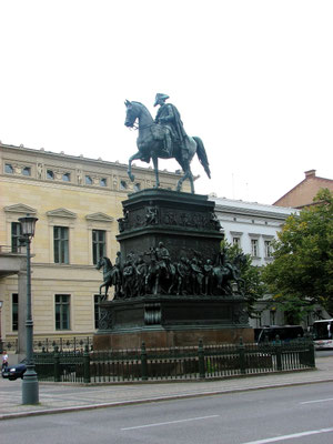 Reiterstandbild Friedrich der Große. Das Bronzedenkmal stammt von Christian Daniel Rauch und wurde 1851 eingeweiht. Rauch benötigte zwölf Jahre vom Entwurf bis zur Vollendung des Werks. Standort: Unter den Linden 9.
