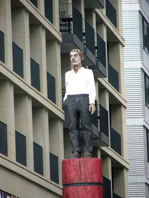 Im Zugang zum DomAquarée stehen drei «Torwächter» von Stephan Balkenhol. Die Torwächter wurden 2004 aufgestellt. Sie zeigen drei Personen, die jeweils auf einem Baumstamm stehen und nach vorne sehen. Standort: Karl-Liebknecht-Straße.