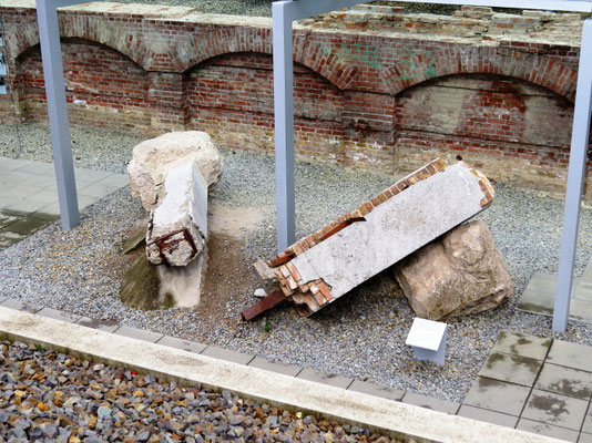 Sehenswürdigkeiten Berlin: Die unterschiedlichen Ausstelungsstücke werden auf Metallplatten erläutert (rechts unten).