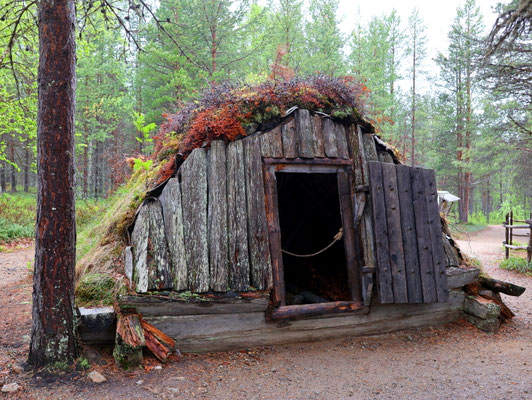 Sehenswürdigkeiten Inari: Die Torfhütten wurden aus Holz gezimmert und mit Torf überdeckt, um die Isolation zu verbessern.