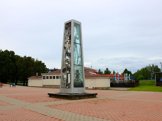 Sehenswürdigkeiten Tornio: Skulptur «Särkyntyt lyhty» des Künstlerduos Pekka und Teija Isorättyä. 