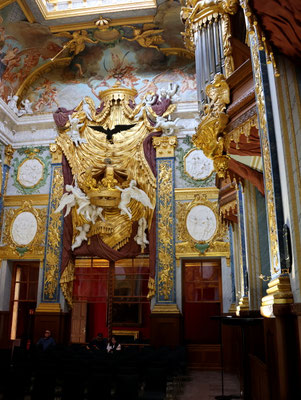 Sehenswürdigkeiten Berlin: Der prunkvolle Baldachin über der Königsloge in der Schlosskapelle von Schloss Charlottenburg.