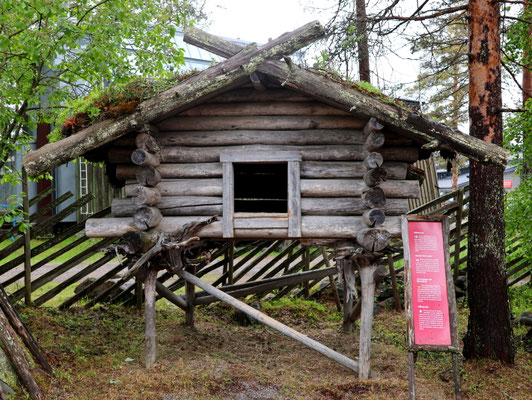 Sehenswürdigkeiten Rovaniemi: Eine andere Form der Vorratshaltung, war das die Häuschen auf Stelzen gesetzt wurden.