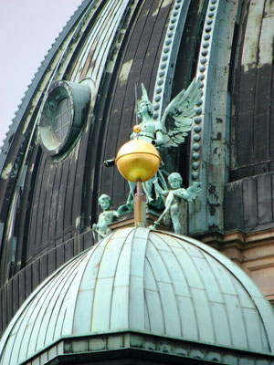 Sehenswürdigkeiten Berlin: Impression von der reich verzierten Außenfassade des Berliner Doms. 