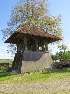 Bucheggberg - Oberwil bei Büren: Alter Holzglockenturm bei der Dorfkirche.