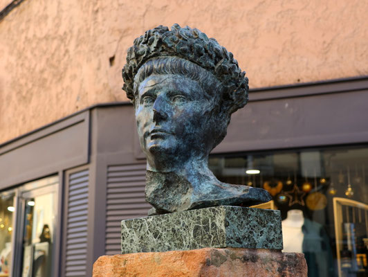 Sehenswürdigkeiten Vaison-la-Romaine: Bronzestatue des Kopfs von Kaiser Claudius. Der Kopf ist mit einem Lorbeerkranz geschmückt.
