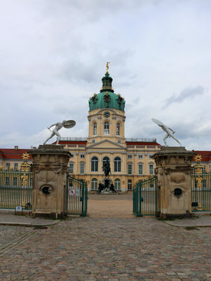 Sehenswürdigkeiten Berlin: Die beiden Abbilder des Borghesischen Fechters bewachen den Eingang zum Ehrenhof des Schlosses Charlottenburg.