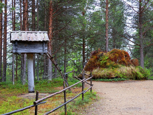 Sehenswürdigkeiten Inari: Lebensmittel wurden außerhalb der Hütten in kleinen Holzverschlägen gelagert. 