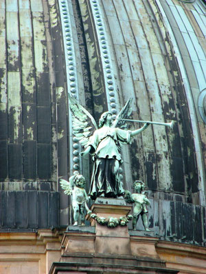Sehenswürdigkeiten Berlin: Auf der Domkuppel steht eine Bronzstatue Erzengels Michael, der zum Jüngsten Gericht ruft.