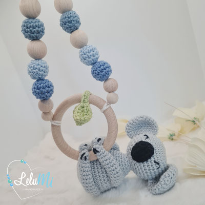 Wagenanhänger Koala in hellgrau mit Häkelperlen