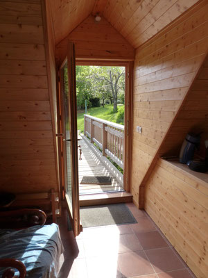 porte d'entrée de la pièce à vivre et passerelle