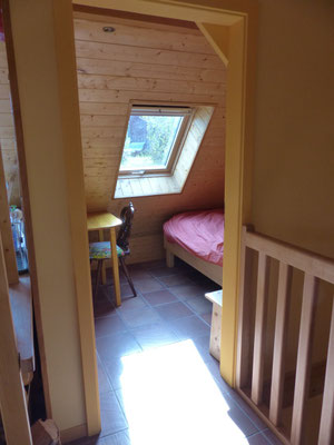 petite chambre à l'étage avec un lit de 200/100 (porte de 83cm)