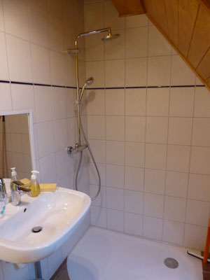 la salle de bain de l'étage avec douche à l'italienne et WC