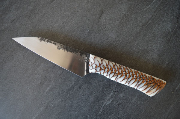 #332, honesuki 12cm, pigne de pin résinée